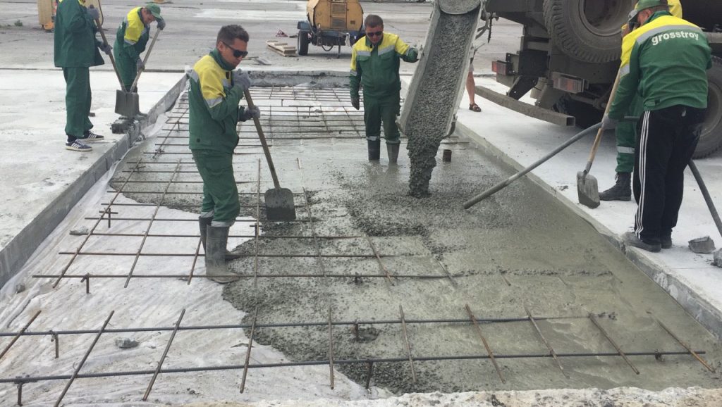 Ремонт бетонного покрытия. Цементно бетонное покрытие. Цементно-бетонное покрытие дорог. Бетонные дороги. Заливка бетонных дорог.